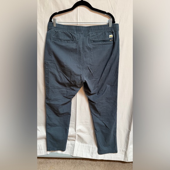 P11. Vuori Ripstop Pants 31”
Size: 18” Size waist (XL) 14/16
Blue - Picture 2 of 3